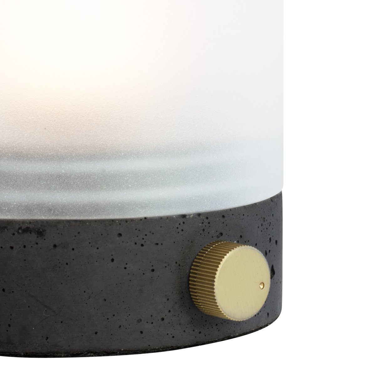 Cozy 20cm Grau tragbare Von Dyberg Larsen - Die gemütliche Tischlampe schafft mit ihrem eleganten Design und ihrer Funktionalität eine warme und einladende Atmosphäre.