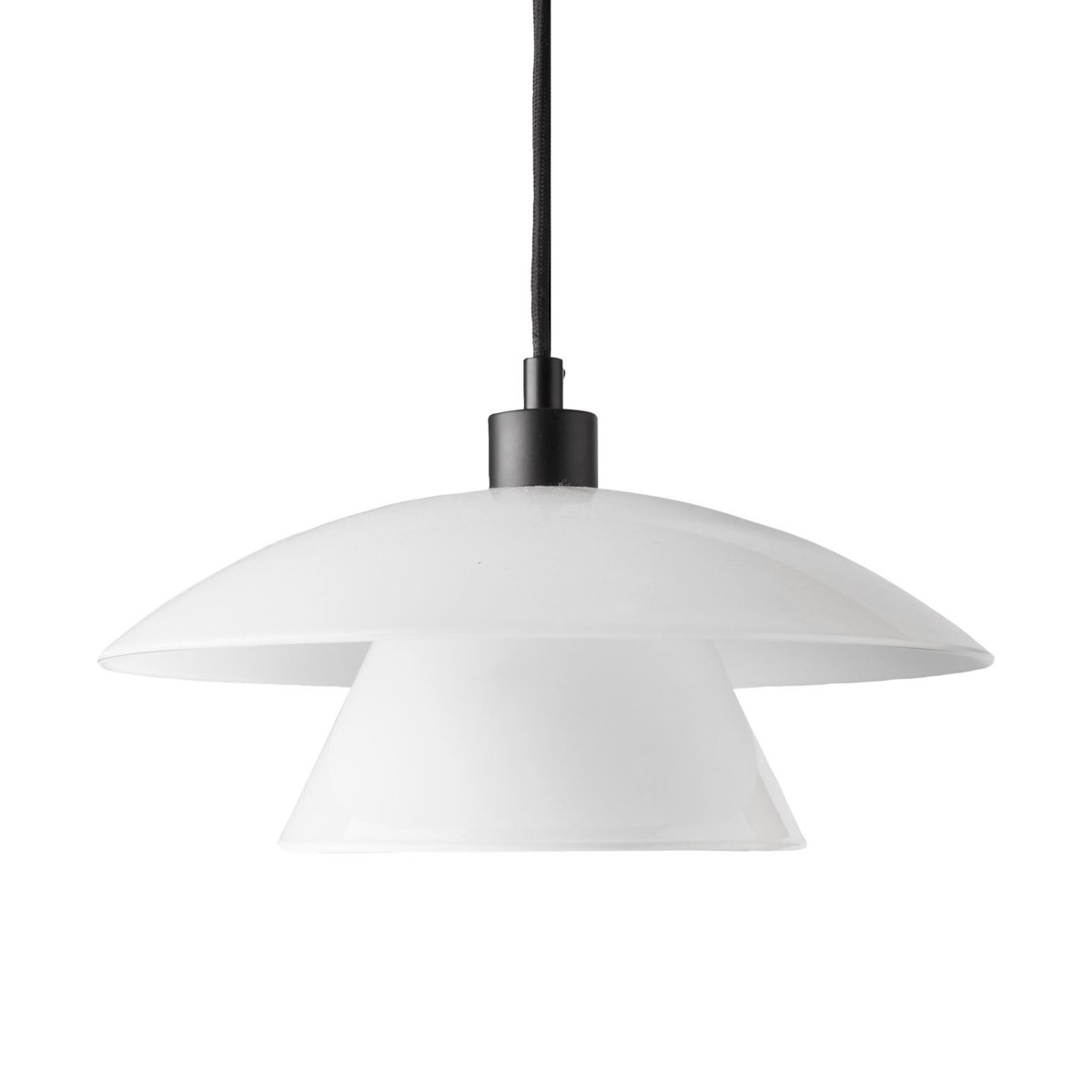 Norup Ø28 Schwarz hängelampe Von Dyberg Larsen - Der Lampenschirm aus Opalglas verbreitet ein weiches und angenehmes Licht und mit ihrem zeitlosen Design und den sorgfältig ausgewählten Materialien erscheint die Norup-Serie als ästhetisches Schmuckstück.
