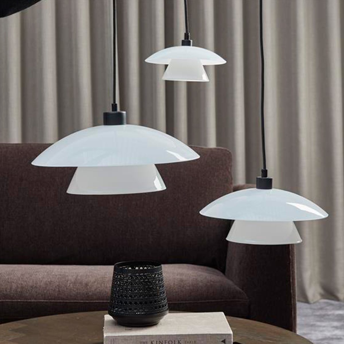 Norup Ø28 Schwarz hängelampe Von Dyberg Larsen - Der Lampenschirm aus Opalglas verbreitet ein weiches und angenehmes Licht und mit ihrem zeitlosen Design und den sorgfältig ausgewählten Materialien erscheint die Norup-Serie als ästhetisches Schmuckstück.