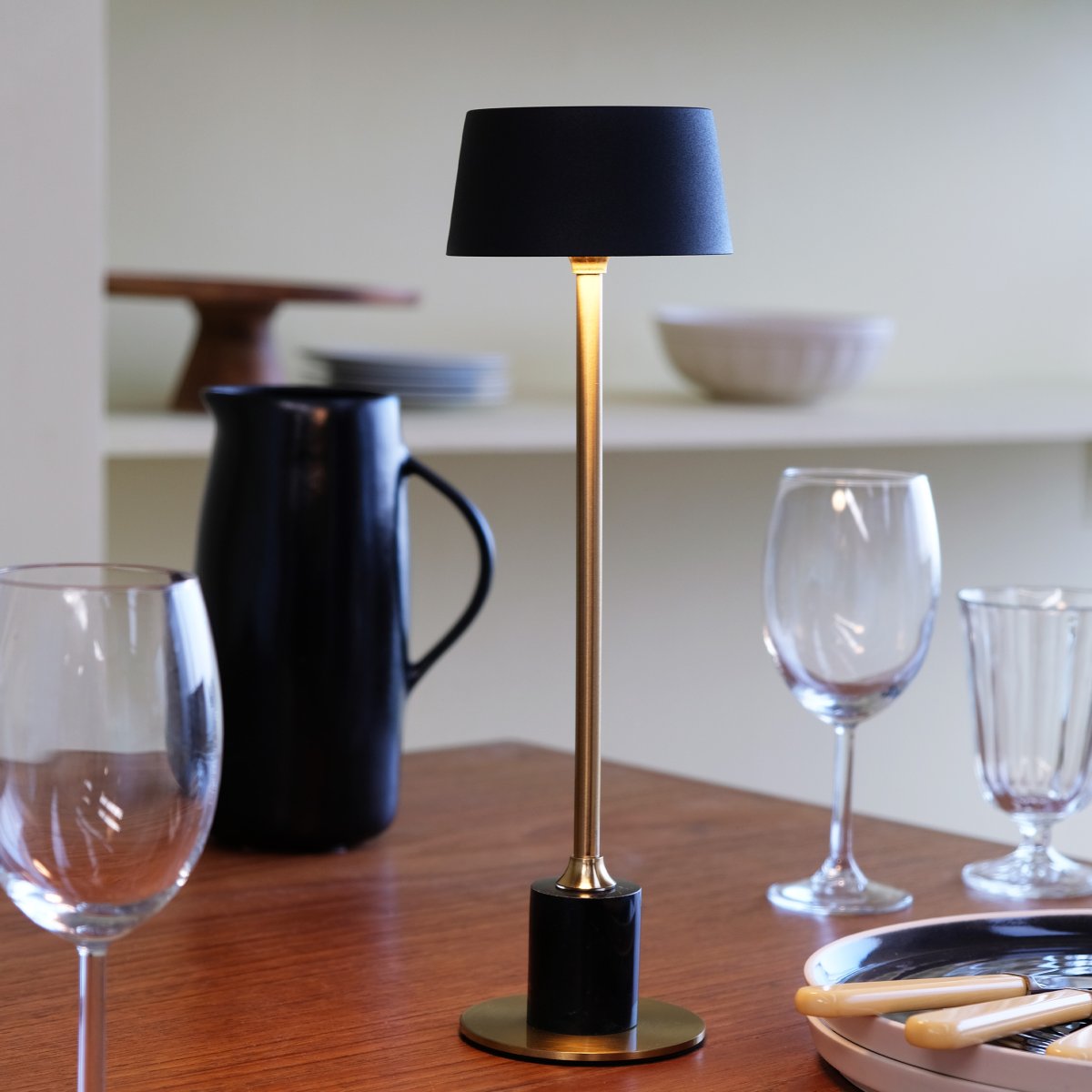 Yoyo LED 33cm Messing tragbare Von Dyberg Larsen - Die sanfte Touch-Funktion auf der Oberseite steuert drei Lichtstufen und macht es perfekt f&uuml;r Orte mit begrenztem Platz &ndash; Beispielsweise auf einer schmalen Fensterbank, auf einem kleineren Tisch oder in der Gruppe auf dem Esstisch f&uuml;r eine stilvolle Tischdekoration.