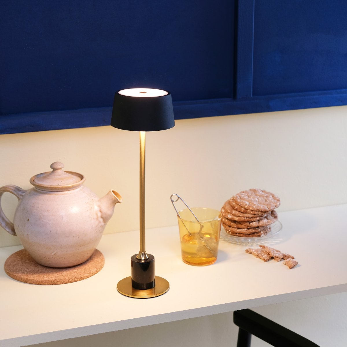 Yoyo LED 33cm Messing tragbare Von Dyberg Larsen - Die sanfte Touch-Funktion auf der Oberseite steuert drei Lichtstufen und macht es perfekt f&uuml;r Orte mit begrenztem Platz &ndash; Beispielsweise auf einer schmalen Fensterbank, auf einem kleineren Tisch oder in der Gruppe auf dem Esstisch f&uuml;r eine stilvolle Tischdekoration.