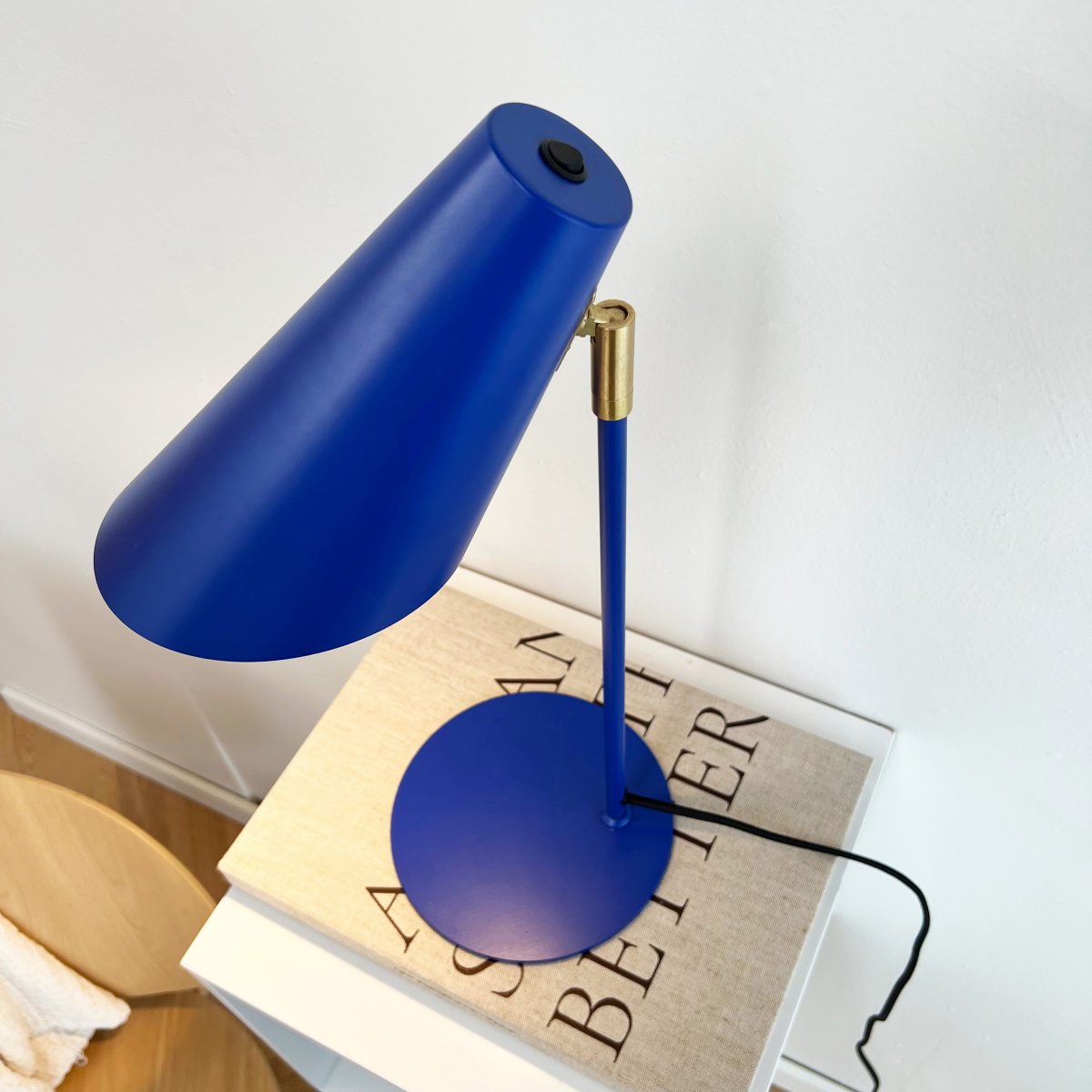 Cale 50cm Dunkelblau schreibtischlampe Von Dyberg Larsen - Die Tischlampe Cale ist eine stilvolle und moderne Lampe, die mit ihrer kräftigen blauen Farbe die Aufmerksamkeit auf sich zieht.