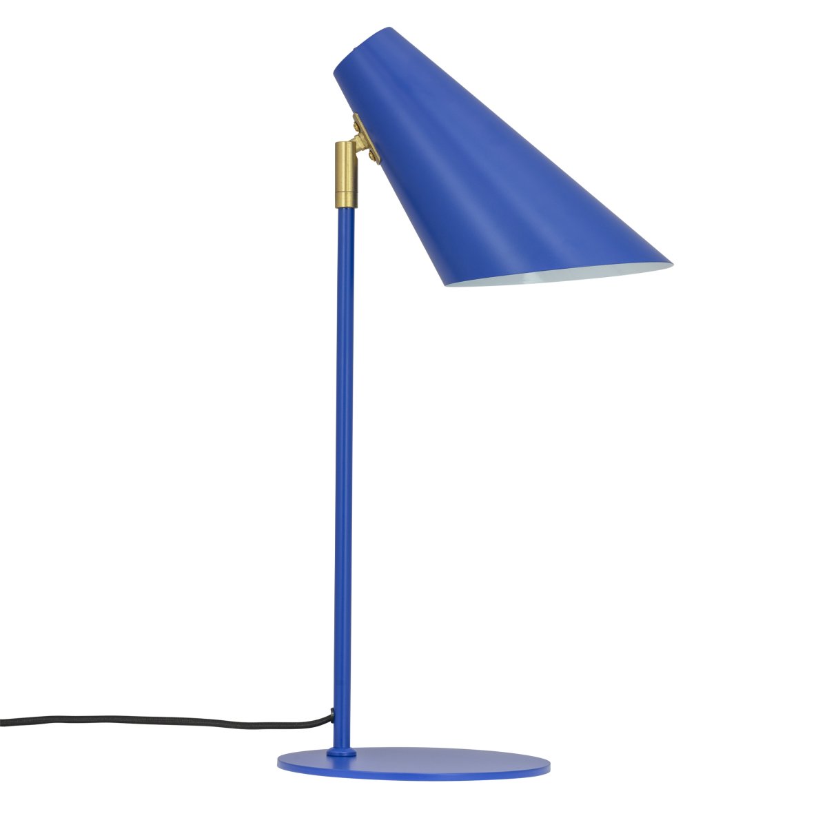 Cale 50cm Dunkelblau schreibtischlampe Von Dyberg Larsen - Die Tischlampe Cale ist eine stilvolle und moderne Lampe, die mit ihrer kräftigen blauen Farbe die Aufmerksamkeit auf sich zieht.