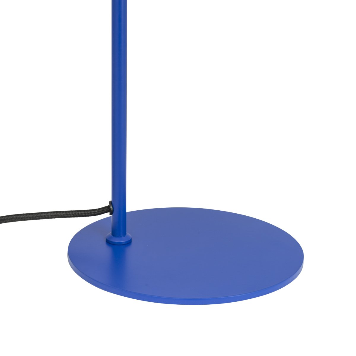 Cale 50cm Dunkelblau schreibtischlampe Von Dyberg Larsen - Die Tischlampe Cale ist eine stilvolle und moderne Lampe, die mit ihrer kräftigen blauen Farbe die Aufmerksamkeit auf sich zieht.