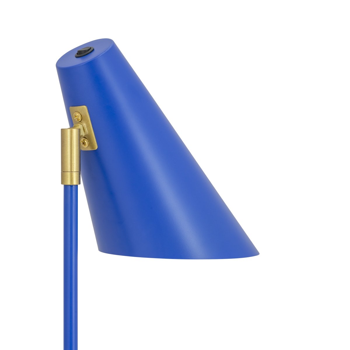 Cale 50cm Dunkelblau schreibtischlampe Von Dyberg Larsen - Die Tischlampe Cale ist eine stilvolle und moderne Lampe, die mit ihrer kräftigen blauen Farbe die Aufmerksamkeit auf sich zieht.