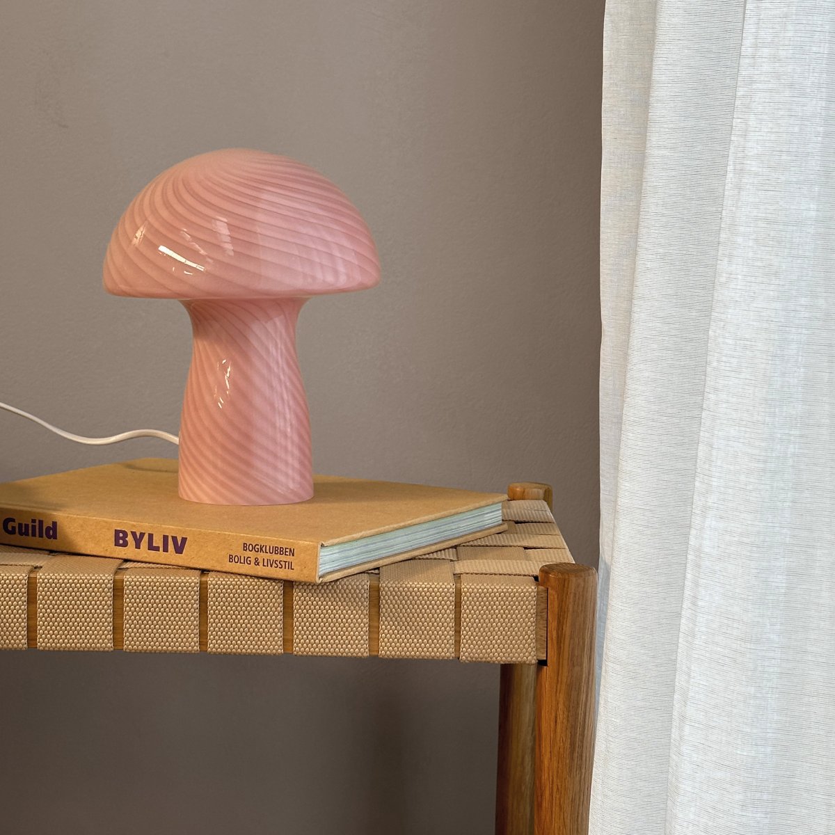 Jenny 23cm Rosa tischlampe Von Dyberg Larsen - Egal, ob sie auf einem Beistelltisch, einer Fensterbank, einem Nachttisch oder einem Schreibtisch platziert wird, die Tischlampe Jenny Mushroom ist ein perfektes Accessoire, das Ihr Zuhause mit seinem Charme und seiner Eleganz bereichert.