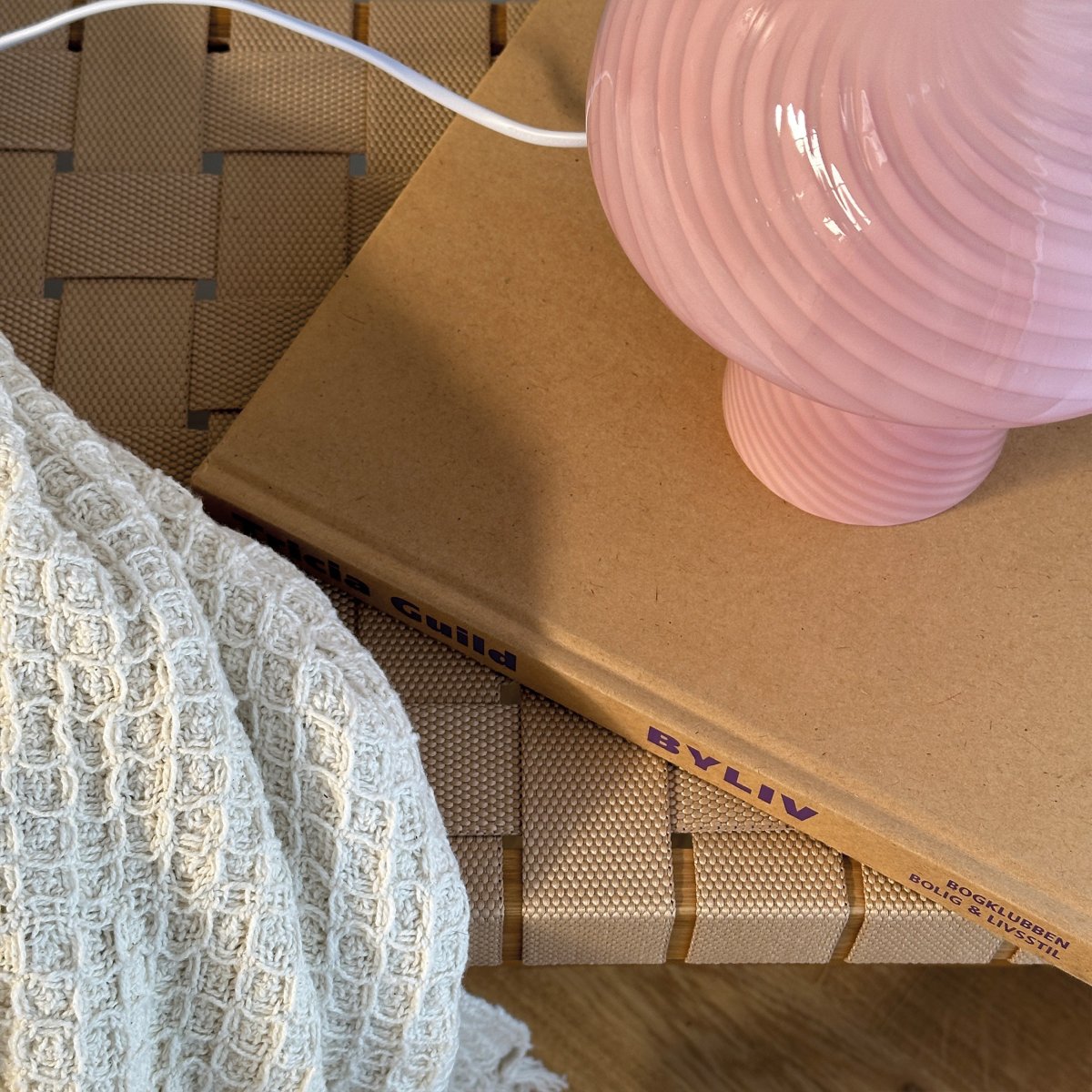 Jenny 23cm Rosa tischlampe Von Dyberg Larsen - Egal, ob sie auf einem Beistelltisch, einer Fensterbank, einem Nachttisch oder einem Schreibtisch platziert wird, die Tischlampe Jenny Mushroom ist ein perfektes Accessoire, das Ihr Zuhause mit seinem Charme und seiner Eleganz bereichert.