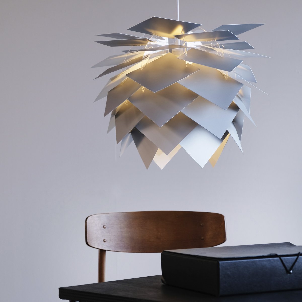 Illumin Ø45 Aluminium hängelampe Von Dyberg Larsen - Die klassische Aluminiummusterfarbe ist auf die wei&szlig;en Komponenten gedruckt und schafft so eine zeitlose und stilvolle &Auml;sthetik, die in jedes Zuhause passt.