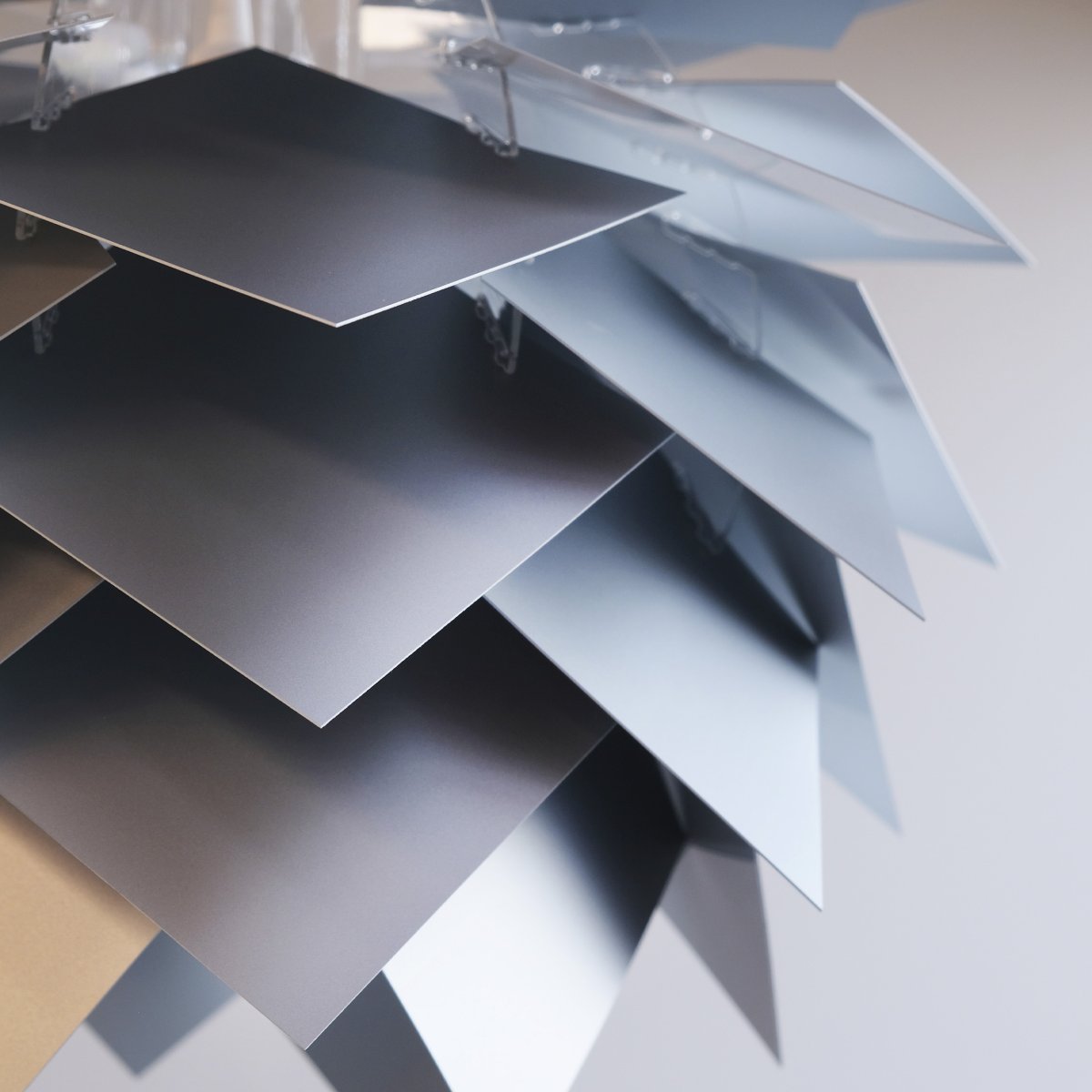Illumin Ø45 Aluminium hängelampe Von Dyberg Larsen - Die klassische Aluminiummusterfarbe ist auf die wei&szlig;en Komponenten gedruckt und schafft so eine zeitlose und stilvolle &Auml;sthetik, die in jedes Zuhause passt.