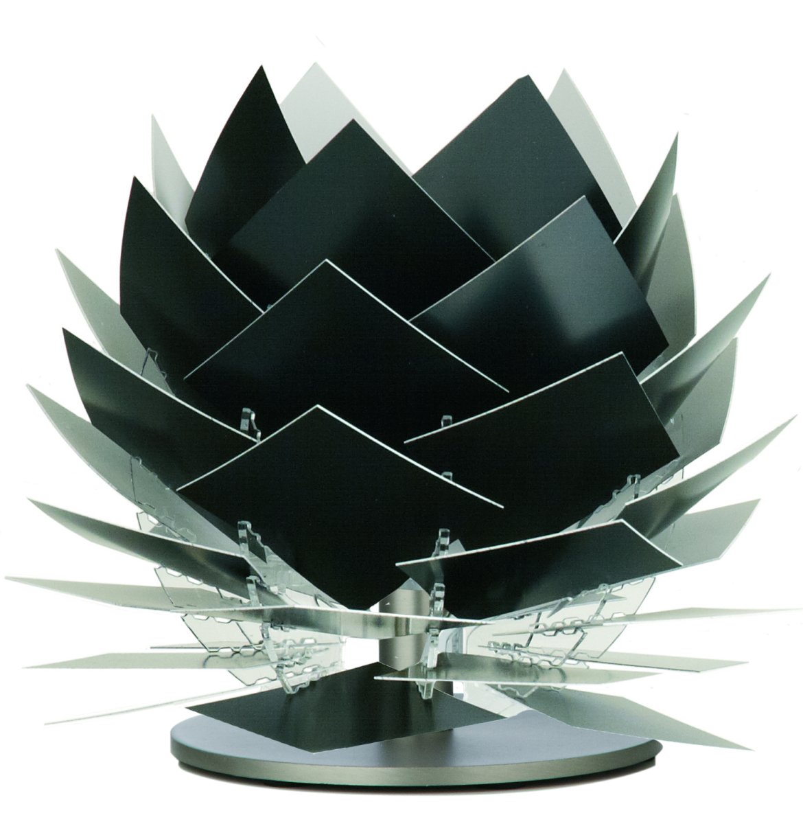 Pineapple 16cm Schwarz tischlampe Von Dyberg Larsen - Mit ihrem einzigartigen und stilvollen Design verbreitet die Lampe ein sanftes und stimmungsvolles Licht und verleiht dem Raum gleichzeitig Charakter.