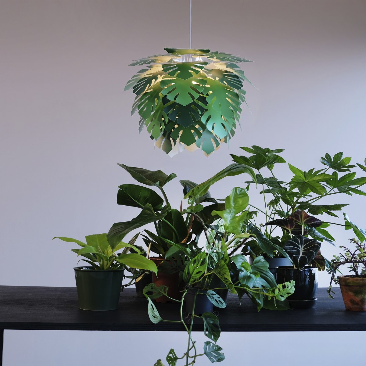 Illumin Ø45 Grün hängelampe Von Dyberg Larsen - Illumin ist eine fantastische Erg&auml;nzung f&uuml;r Ihr Zuhause, mit einer dezenten gr&uuml;nen Farbe, die einen sch&ouml;nen Schein ausstrahlt und f&uuml;r ein wunderbares Licht sorgt.