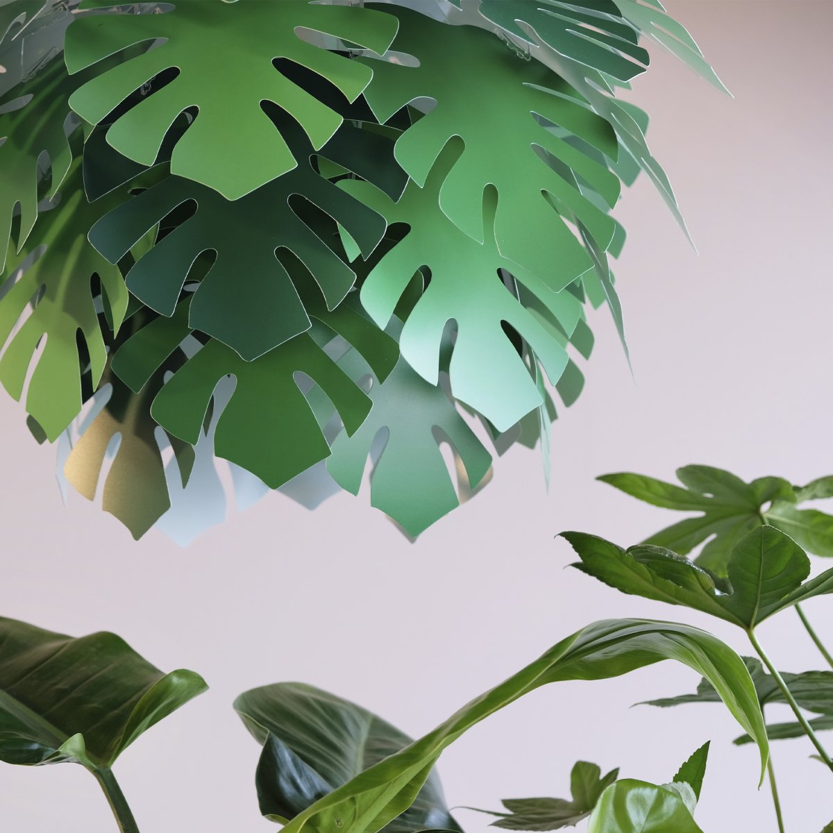 Illumin Ø45 Grün hängelampe Von Dyberg Larsen - Illumin ist eine fantastische Erg&auml;nzung f&uuml;r Ihr Zuhause, mit einer dezenten gr&uuml;nen Farbe, die einen sch&ouml;nen Schein ausstrahlt und f&uuml;r ein wunderbares Licht sorgt.