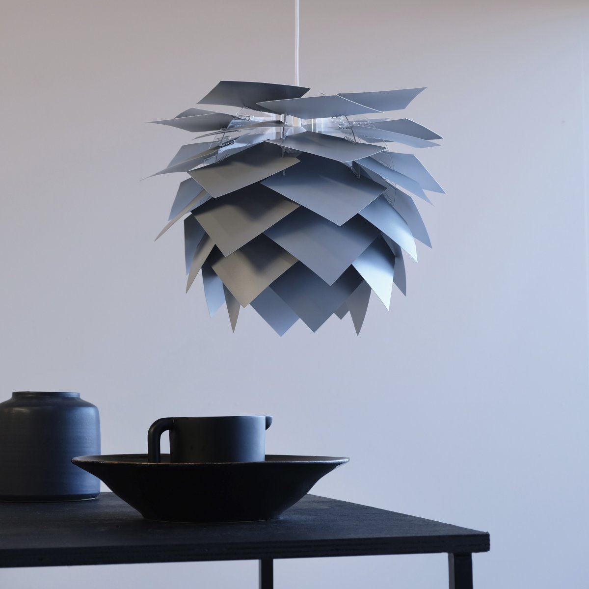 Illumin Ø45 Grau hängelampe Von Dyberg Larsen - Mit sieben Farboptionen und austauschbaren Lamellen können Sie die Lampe einfach erneuern, ohne eine komplett neue kaufen zu müssen.