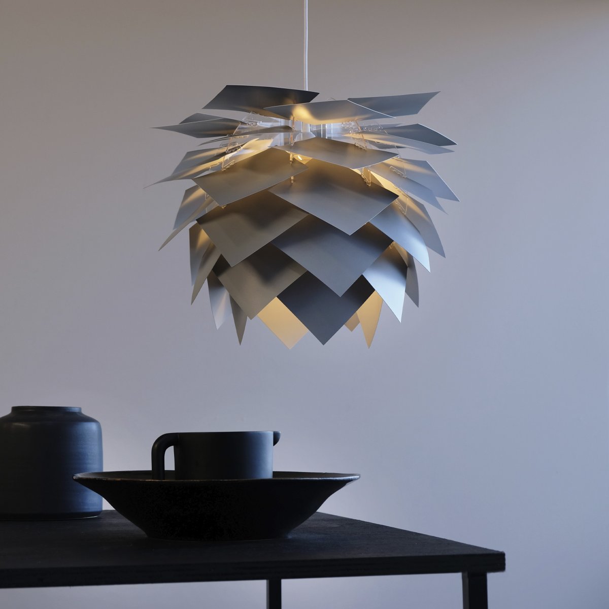Illumin Ø45 Grau hängelampe Von Dyberg Larsen - Mit sieben Farboptionen und austauschbaren Lamellen können Sie die Lampe einfach erneuern, ohne eine komplett neue kaufen zu müssen.