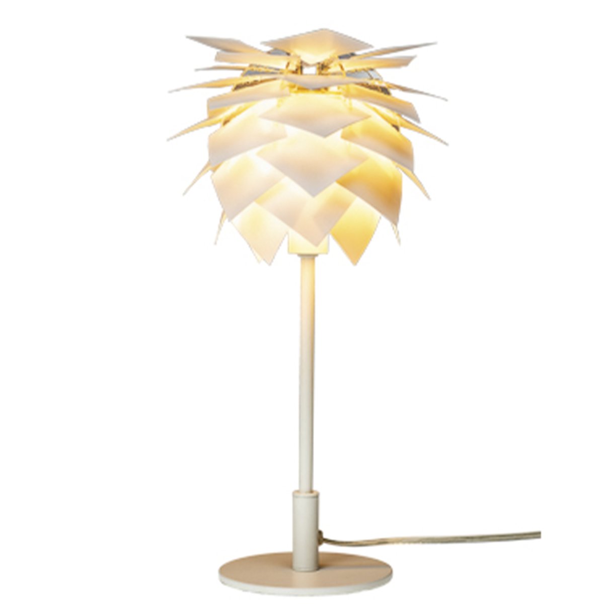 Pineapple 35cm Weiß tischlampe Von Dyberg Larsen - Erleben Sie das Beste dänischen Designs mit der Pineapple-Tischlampe – eine Lampe, die nie aus der Mode kommt.