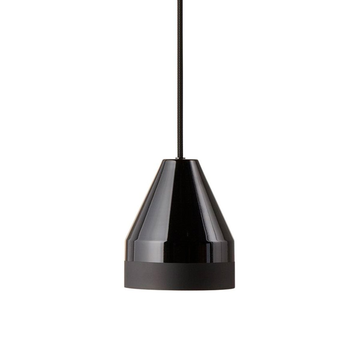 Crayon Ø30 Schwarz hängelampe Von Dyberg Larsen - Die Crayon-Lampe ist von den charmanten, ikonischen Buntstiften inspiriert und ist dezent und elegant aus Metall gestaltet.