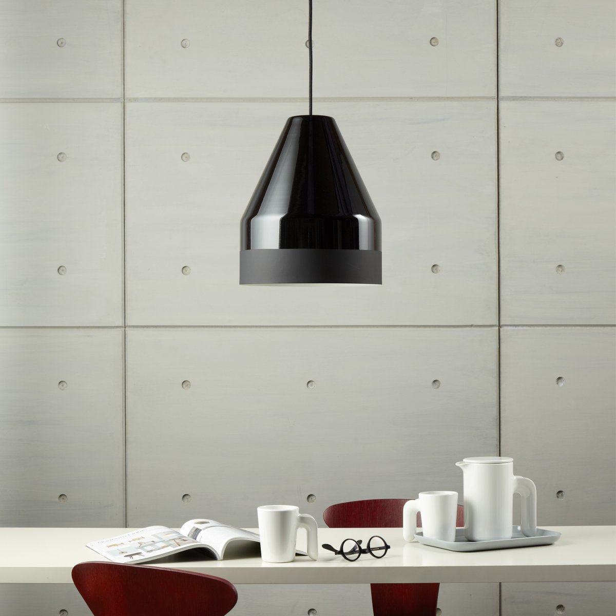 Crayon Ø30 Schwarz hängelampe Von Dyberg Larsen - Die Crayon-Lampe ist von den charmanten, ikonischen Buntstiften inspiriert und ist dezent und elegant aus Metall gestaltet.