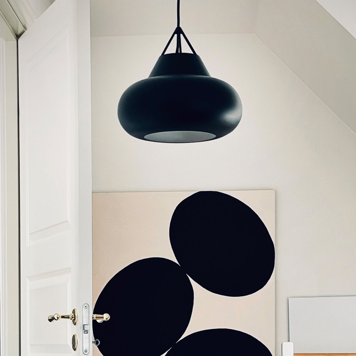 Polo Ø30 Schwarz hängelampe Von Dyberg Larsen - Diese schwarze Pendelleuchte wurde von Frank Kerdil entworfen, besteht aus mattiertem Metall und hat ein minimalistisches Äußeres mit einem modernen und charismatischen Erscheinungsbild, bei dem Licht, Form und Funktion aufeinandertreffen.