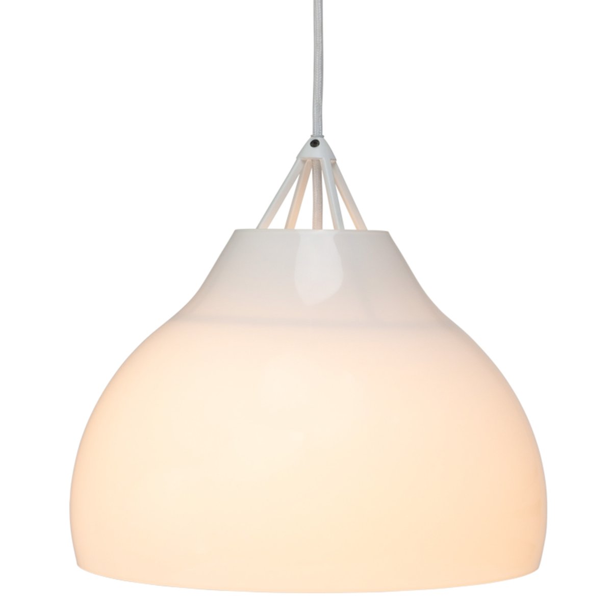 Pyra Ø30 Weiß hängelampe Von Dyberg Larsen - Im eingeschalteten Zustand verbreitet es ein wunderschönes Licht, das sich perfekt dazu eignet, den gesamten Raum zu beleuchten oder in einer Wohnzimmerecke eine gemütliche Atmosphäre zu schaffen.