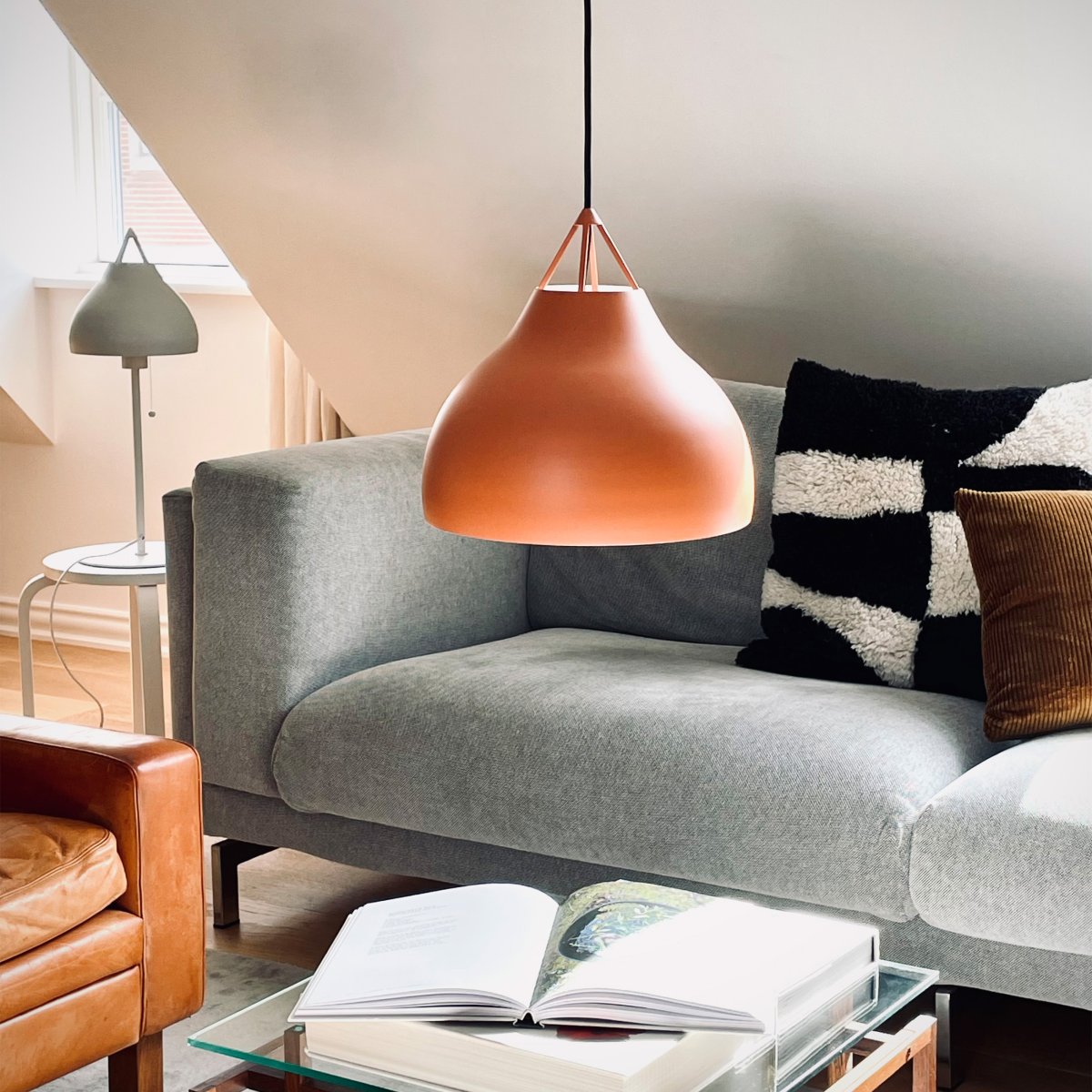 Pyra Ø30 Cognac hängelampe Von Dyberg Larsen - Im eingeschalteten Zustand verbreitet es ein wunderschönes Licht, das sich perfekt dazu eignet, den gesamten Raum zu beleuchten oder in einer Wohnzimmerecke eine gemütliche Atmosphäre zu schaffen.