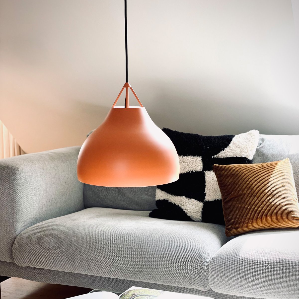 Pyra Ø30 Cognac hängelampe Von Dyberg Larsen - Im eingeschalteten Zustand verbreitet es ein wunderschönes Licht, das sich perfekt dazu eignet, den gesamten Raum zu beleuchten oder in einer Wohnzimmerecke eine gemütliche Atmosphäre zu schaffen.