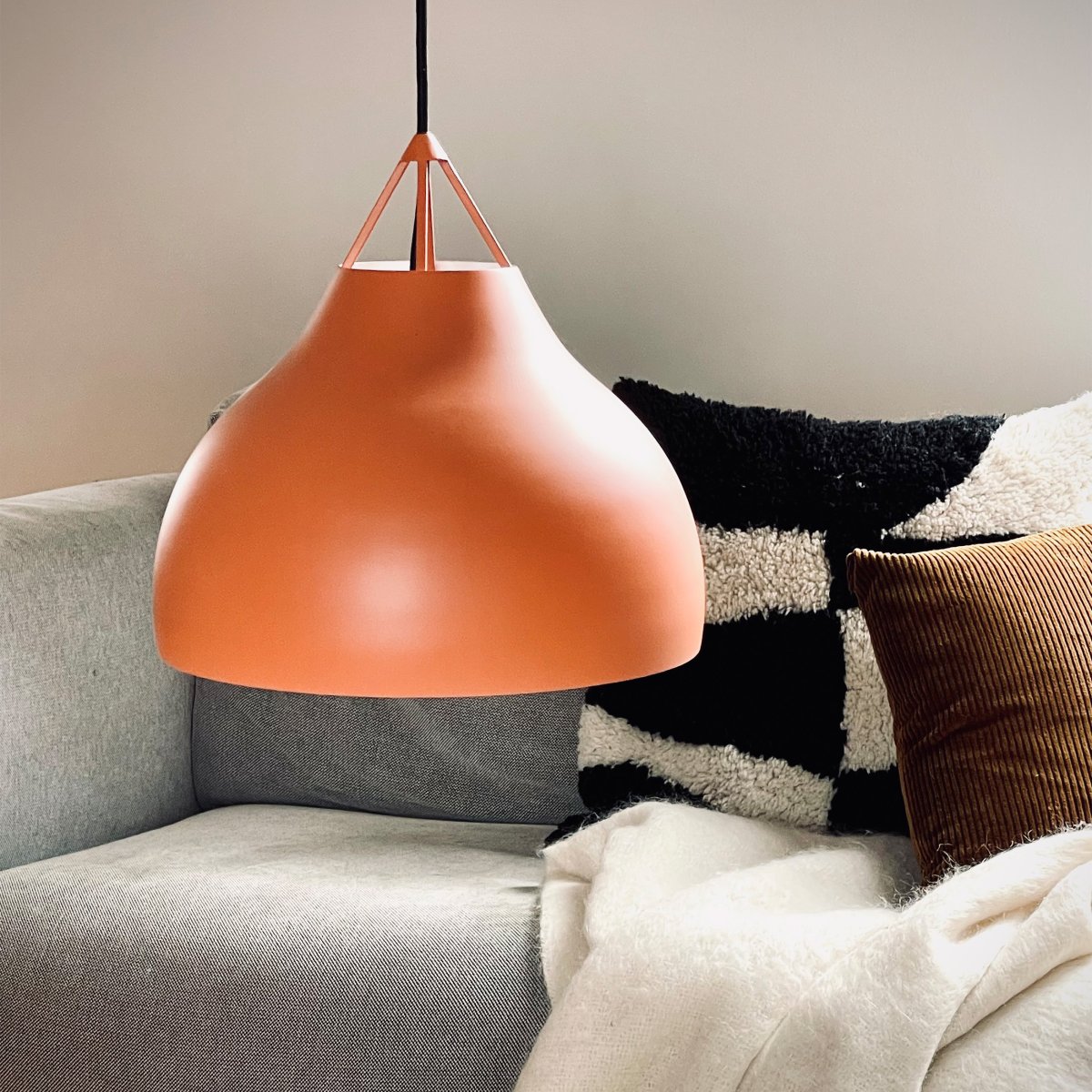 Pyra Ø30 Cognac hängelampe Von Dyberg Larsen - Im eingeschalteten Zustand verbreitet es ein wunderschönes Licht, das sich perfekt dazu eignet, den gesamten Raum zu beleuchten oder in einer Wohnzimmerecke eine gemütliche Atmosphäre zu schaffen.