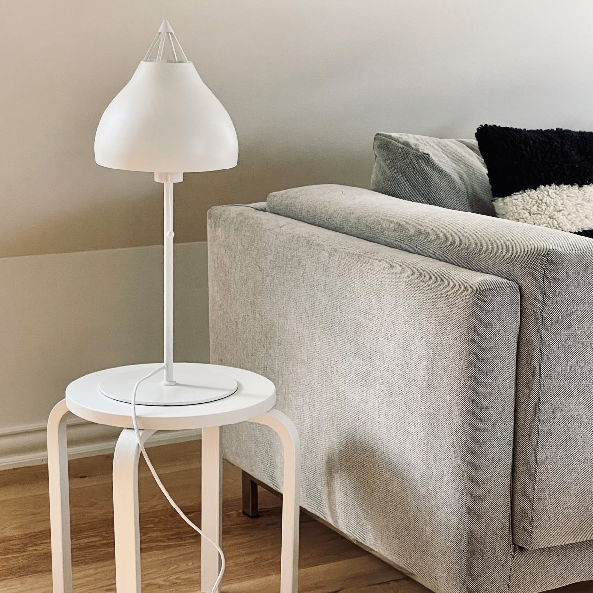 Pyra 60cm Weiß tischlampe Von Dyberg Larsen - Die Lampe gibt im eingeschalteten Zustand ein angenehmes Licht ab und sorgt für eine gemütliche Atmosphäre im Raum.