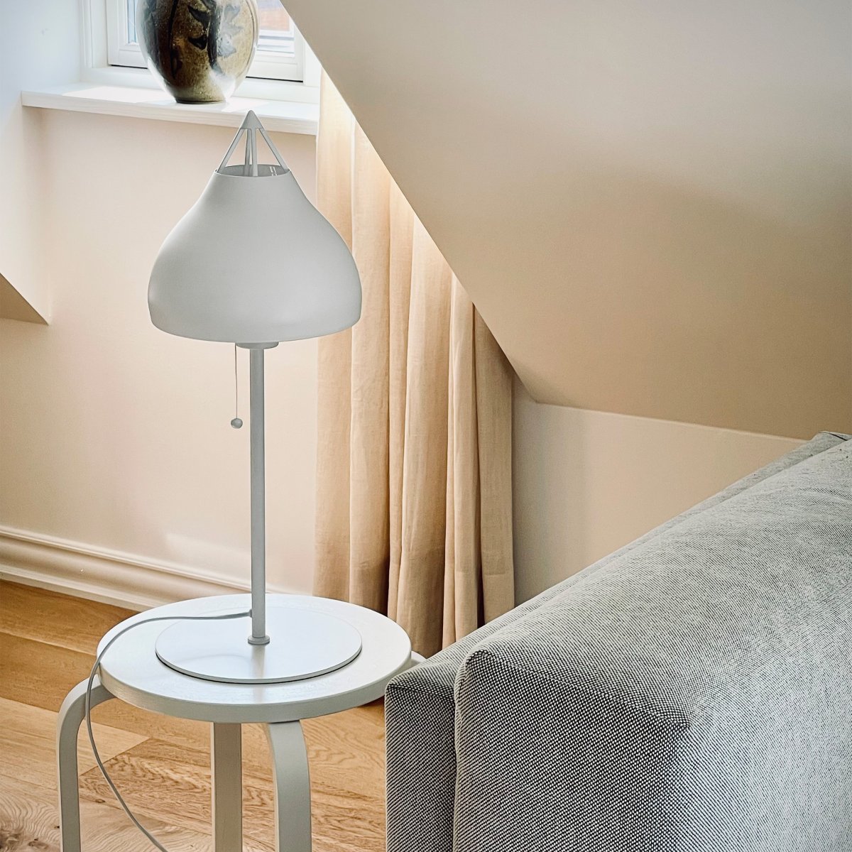 Pyra 60cm Weiß tischlampe Von Dyberg Larsen - Die Lampe gibt im eingeschalteten Zustand ein angenehmes Licht ab und sorgt für eine gemütliche Atmosphäre im Raum.