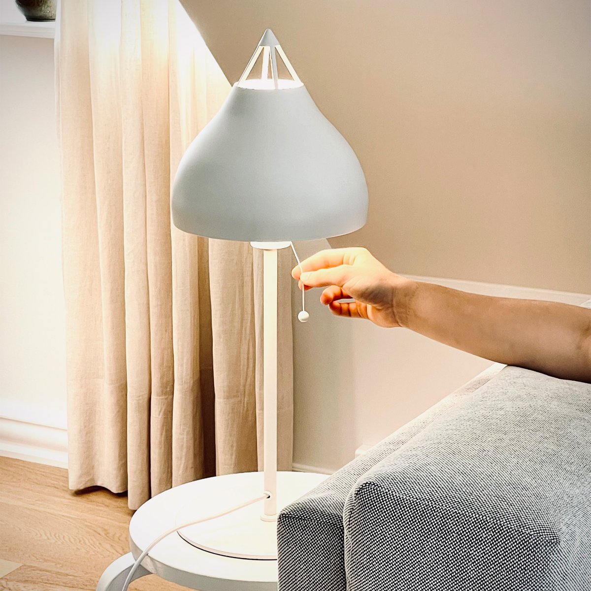 Pyra 60cm Weiß tischlampe Von Dyberg Larsen - Die Lampe gibt im eingeschalteten Zustand ein angenehmes Licht ab und sorgt für eine gemütliche Atmosphäre im Raum.