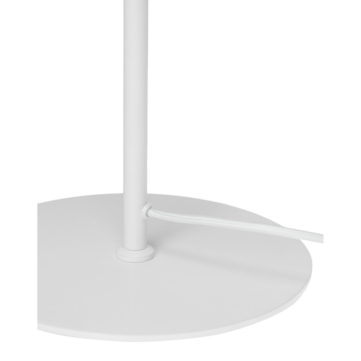Pyra 60cm Weiß tischlampe Von Dyberg Larsen - Die Lampe gibt im eingeschalteten Zustand ein angenehmes Licht ab und sorgt für eine gemütliche Atmosphäre im Raum.