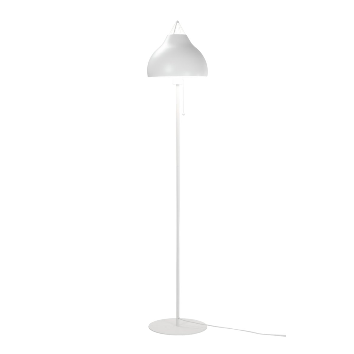 Pyra Weiß stehlampe Von Dyberg Larsen - Die Pyra-Stehleuchte in wunderschönem Mattweiß hat ein klassisches, nordisches Design mit einer großen und eleganten Form, die ein weiches und stimmungsvolles Licht verbreitet.
