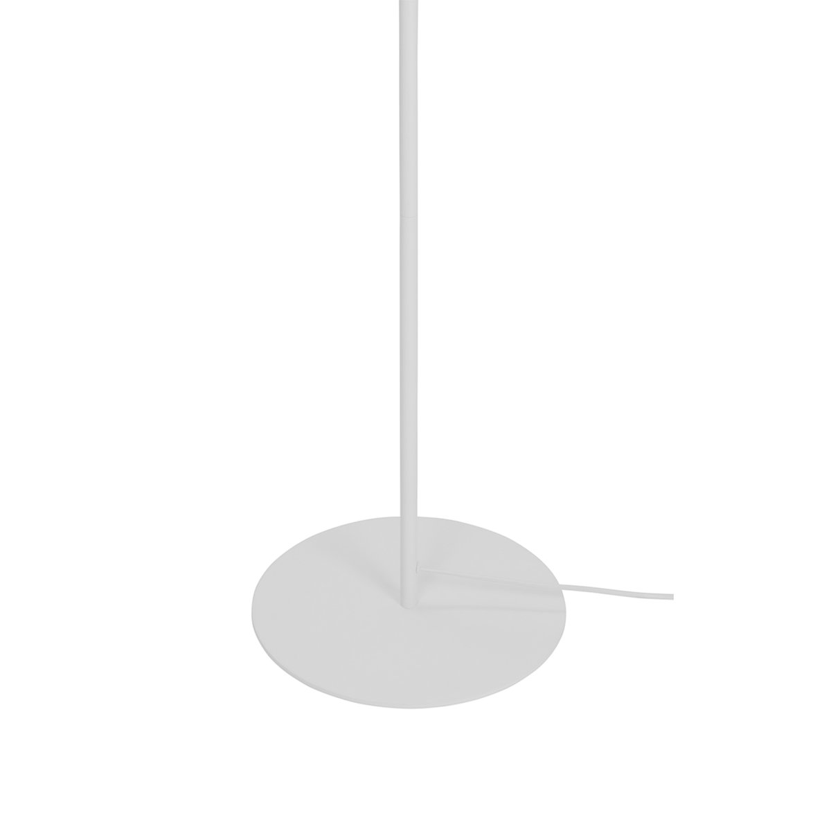 Pyra Weiß stehlampe Von Dyberg Larsen - Die Pyra-Stehleuchte in wunderschönem Mattweiß hat ein klassisches, nordisches Design mit einer großen und eleganten Form, die ein weiches und stimmungsvolles Licht verbreitet.