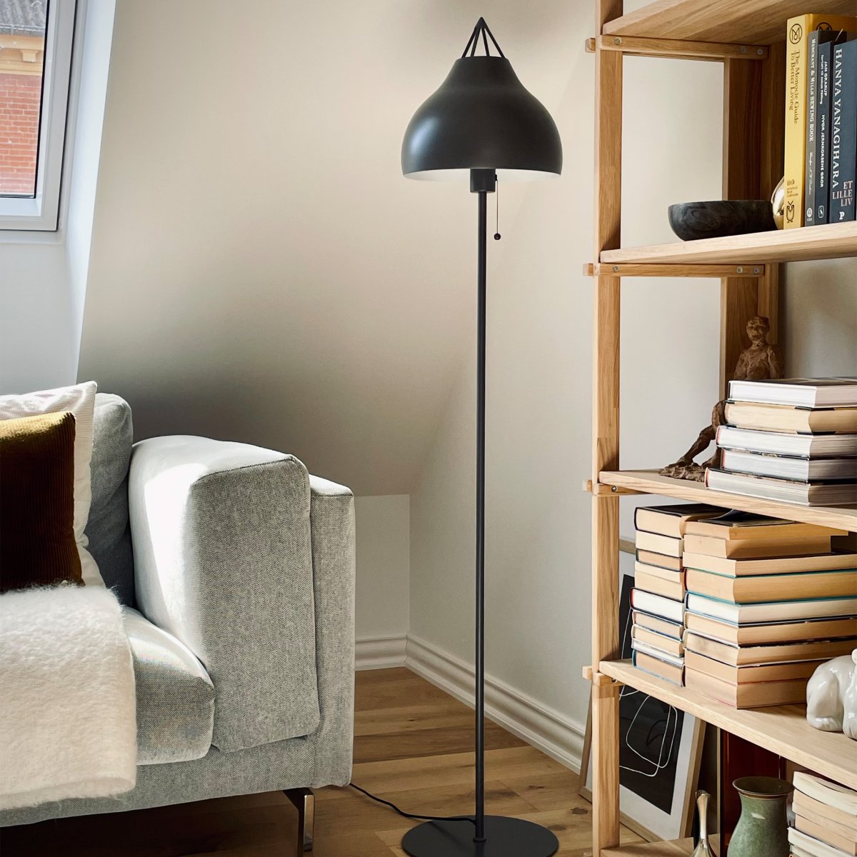 Pyra Grau stehlampe Von Dyberg Larsen - Pyra Stehleuchte in schönem Mattgrau&aring; Die Lampe hat ein klassisches, nordisches Design mit einer großen und eleganten Form, die ein weiches und stimmungsvolles Licht verbreitet.