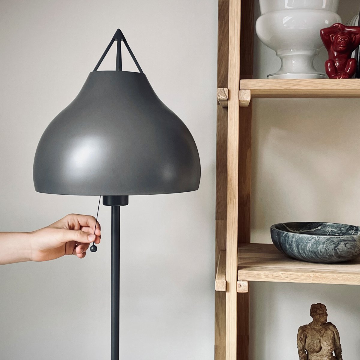 Pyra Grau stehlampe Von Dyberg Larsen - Pyra Stehleuchte in schönem Mattgrau&aring; Die Lampe hat ein klassisches, nordisches Design mit einer großen und eleganten Form, die ein weiches und stimmungsvolles Licht verbreitet.