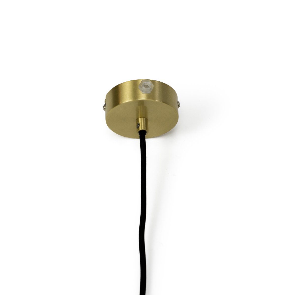 Pyra Ø30 Messing hängelampe Von Dyberg Larsen - Mit einem Durchmesser von 29 cm und einer Höhe von 30 cm passt sie sowohl in große als auch in kleine Räume und das 3 Meter lange weiße Textilkabel ermöglicht es, die Hängehöhe ganz einfach nach Bedarf anzupassen.