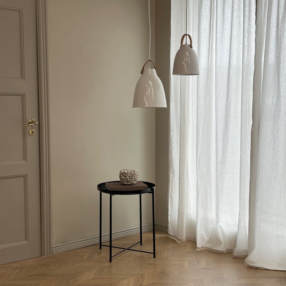 Copenhagen Ø19 Hochglanzweiß hängelampe Von Dyberg Larsen - Mit seinem schlichten Design passt es in viele verschiedene Umgebungen – über dem Küchentisch, dem Esstisch, in der Wohnzimmerecke oder über Ihrem Lieblingssessel.