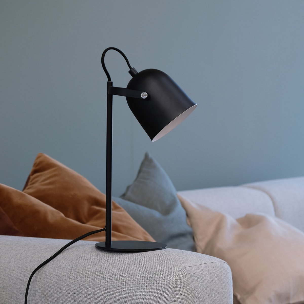Oslo 37cm Schwarz schreibtischlampe Von Dyberg Larsen - Die Lampe besteht aus mattschwarzem Metall und verf&uuml;gt &uuml;ber einen flexiblen Lampenschirm und ein 1,6 m langes schwarzes Kabel mit einem Netzschalter am Sockel.