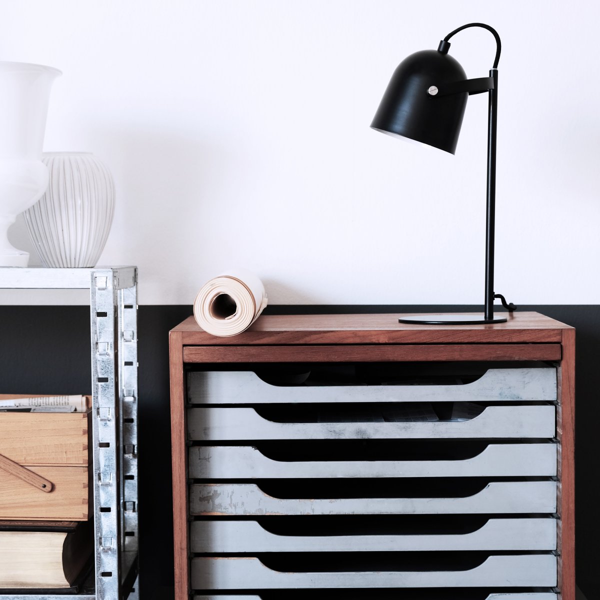 Oslo 37cm Schwarz schreibtischlampe Von Dyberg Larsen - Die Lampe besteht aus mattschwarzem Metall und verf&uuml;gt &uuml;ber einen flexiblen Lampenschirm und ein 1,6 m langes schwarzes Kabel mit einem Netzschalter am Sockel.