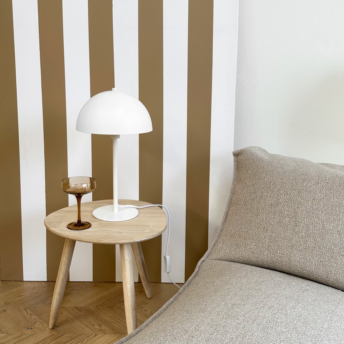 Stockholm 43cm Weiß tischlampe Von Dyberg Larsen - Mit ihrem zeitlosen und dezenten Look passt die Stockholm-Lampe zu allen Einrichtungsstilen und wird eine trendige Erg&auml;nzung f&uuml;r Ihr Zuhause sein.