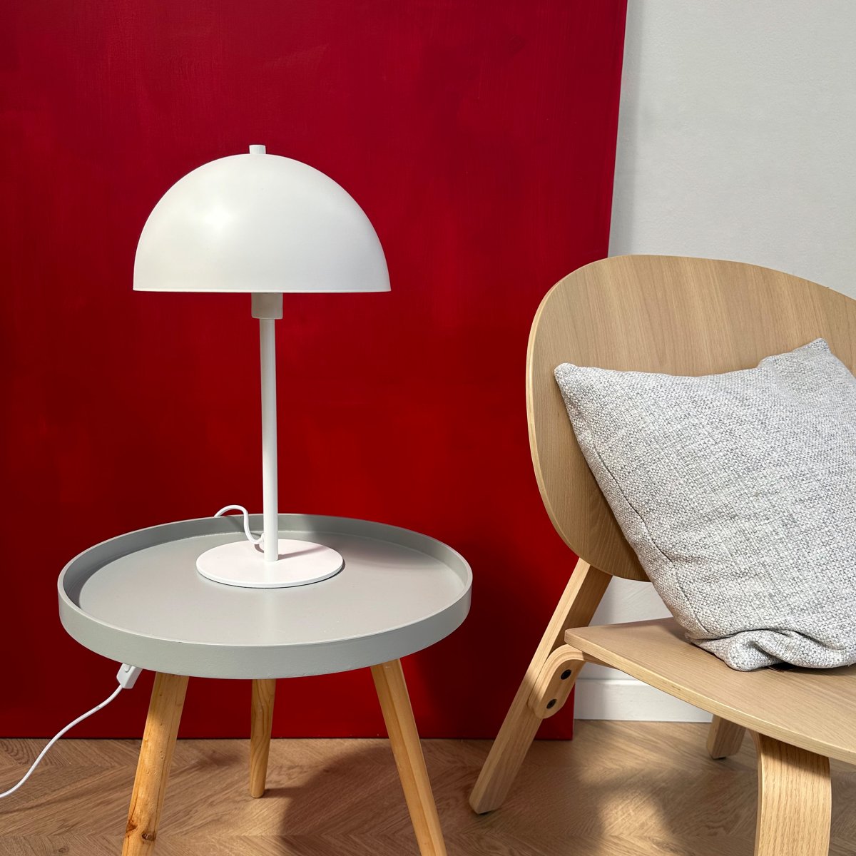 Stockholm 43cm Weiß tischlampe Von Dyberg Larsen - Mit ihrem zeitlosen und dezenten Look passt die Stockholm-Lampe zu allen Einrichtungsstilen und wird eine trendige Erg&auml;nzung f&uuml;r Ihr Zuhause sein.