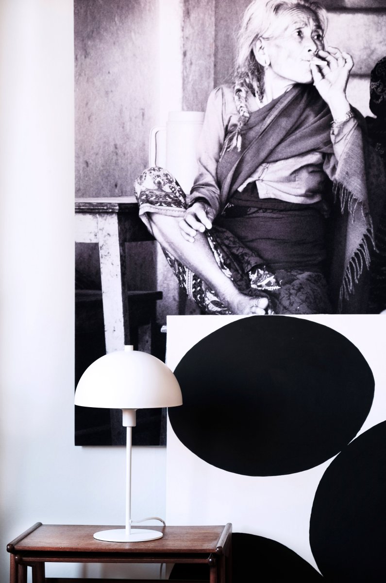 Stockholm 43cm Weiß tischlampe Von Dyberg Larsen - Mit ihrem zeitlosen und dezenten Look passt die Stockholm-Lampe zu allen Einrichtungsstilen und wird eine trendige Erg&auml;nzung f&uuml;r Ihr Zuhause sein.
