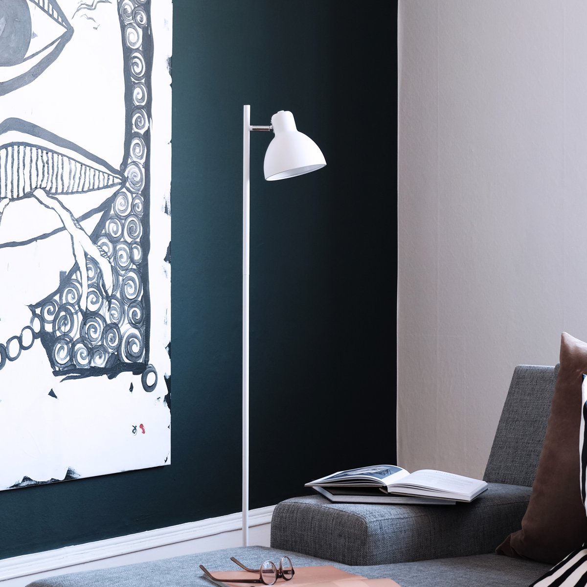 Skagen 1 Weiß stehlampe Von Dyberg Larsen - Die Stehlampe Skagen ist mit einem oder zwei Stück erhältlich; Lampenschirme, und diese Variante hat einen Lampenschirm aus mattweißem Metall, der einen stilvollen und schlichten Ausdruck verleiht.
