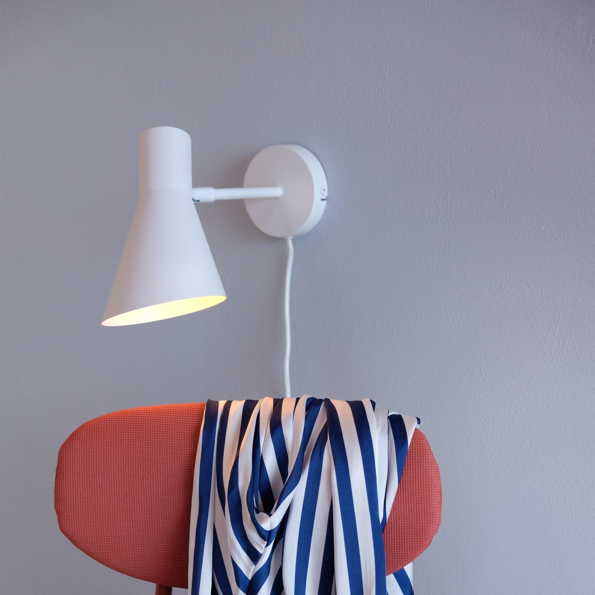 DL12 Weiß leselampe Von Dyberg Larsen - Die DL12-Serie umfasst eine Tischleuchte, eine Stehleuchte und eine Wandleuchte und bietet Ihnen die M&ouml;glichkeit, alle Ihre Beleuchtungsbed&uuml;rfnisse mit demselben stilvollen Design zu erf&uuml;llen.