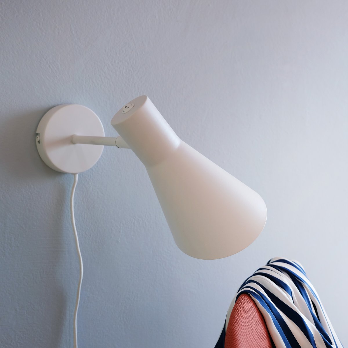 DL12 Weiß leselampe Von Dyberg Larsen - Die DL12-Serie umfasst eine Tischleuchte, eine Stehleuchte und eine Wandleuchte und bietet Ihnen die M&ouml;glichkeit, alle Ihre Beleuchtungsbed&uuml;rfnisse mit demselben stilvollen Design zu erf&uuml;llen.