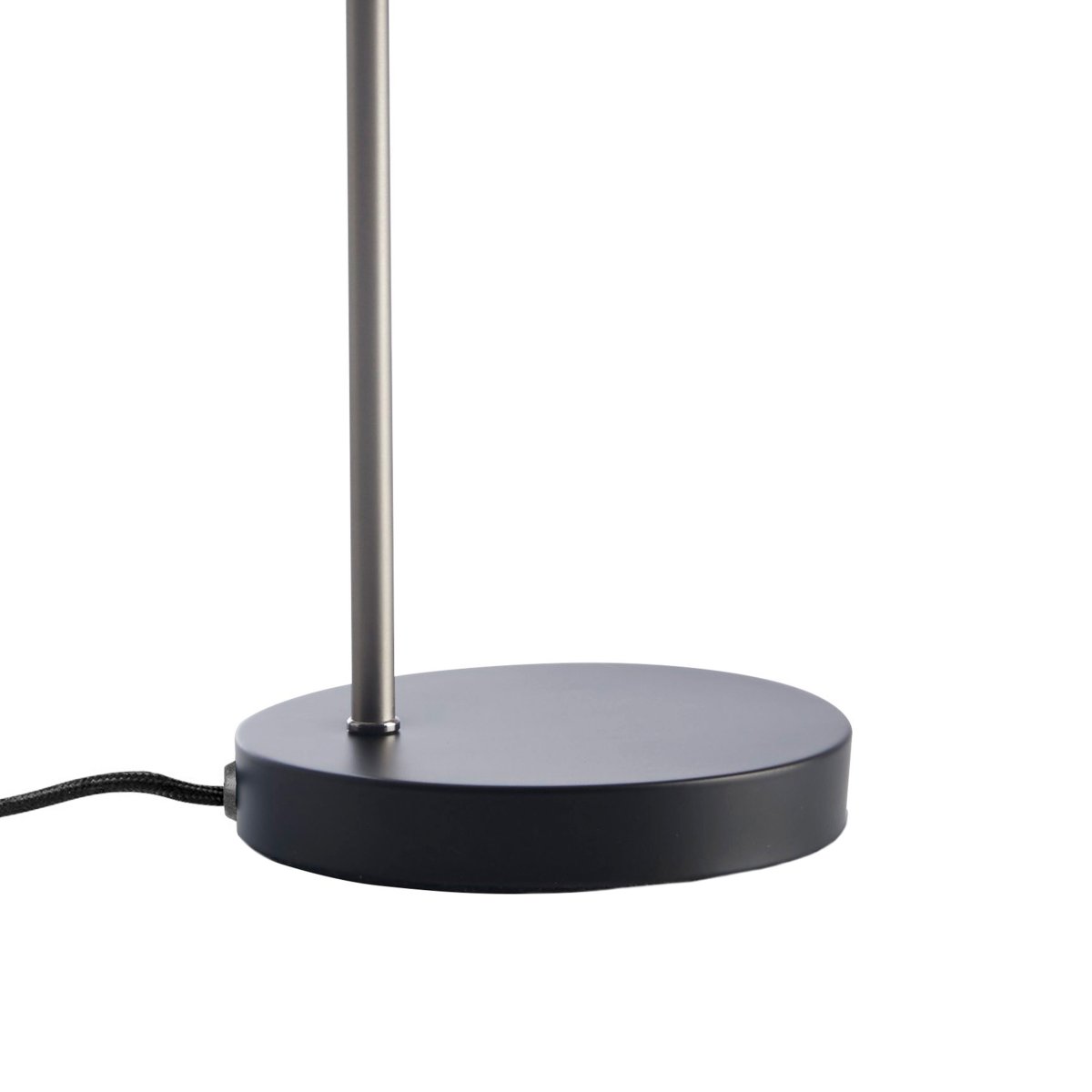 Ocean 43cm Schwarz schreibtischlampe Von Dyberg Larsen - Ocean bezaubert durch ihr Retro-Design mit einem Hauch von modernem Stil und eignet sich daher sowohl für das Schlafzimmer als auch als indirekte Lichtquelle im Wohnzimmer.