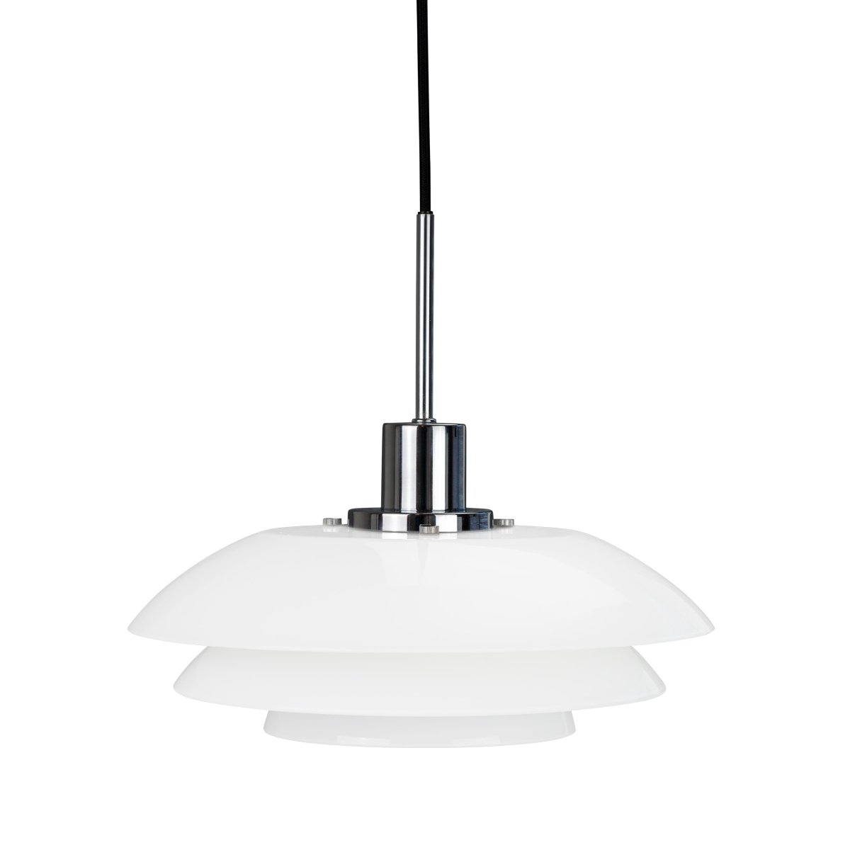 DL31 Ø31 Chrom hängelampe Von Dyberg Larsen - Diese neue Kollektion umfasst eine Stehlampe, eine Tischlampe und eine Pendelleuchte, mit der Sie Ihr gesamtes Zuhause in einem einheitlichen Stil erneuern können.