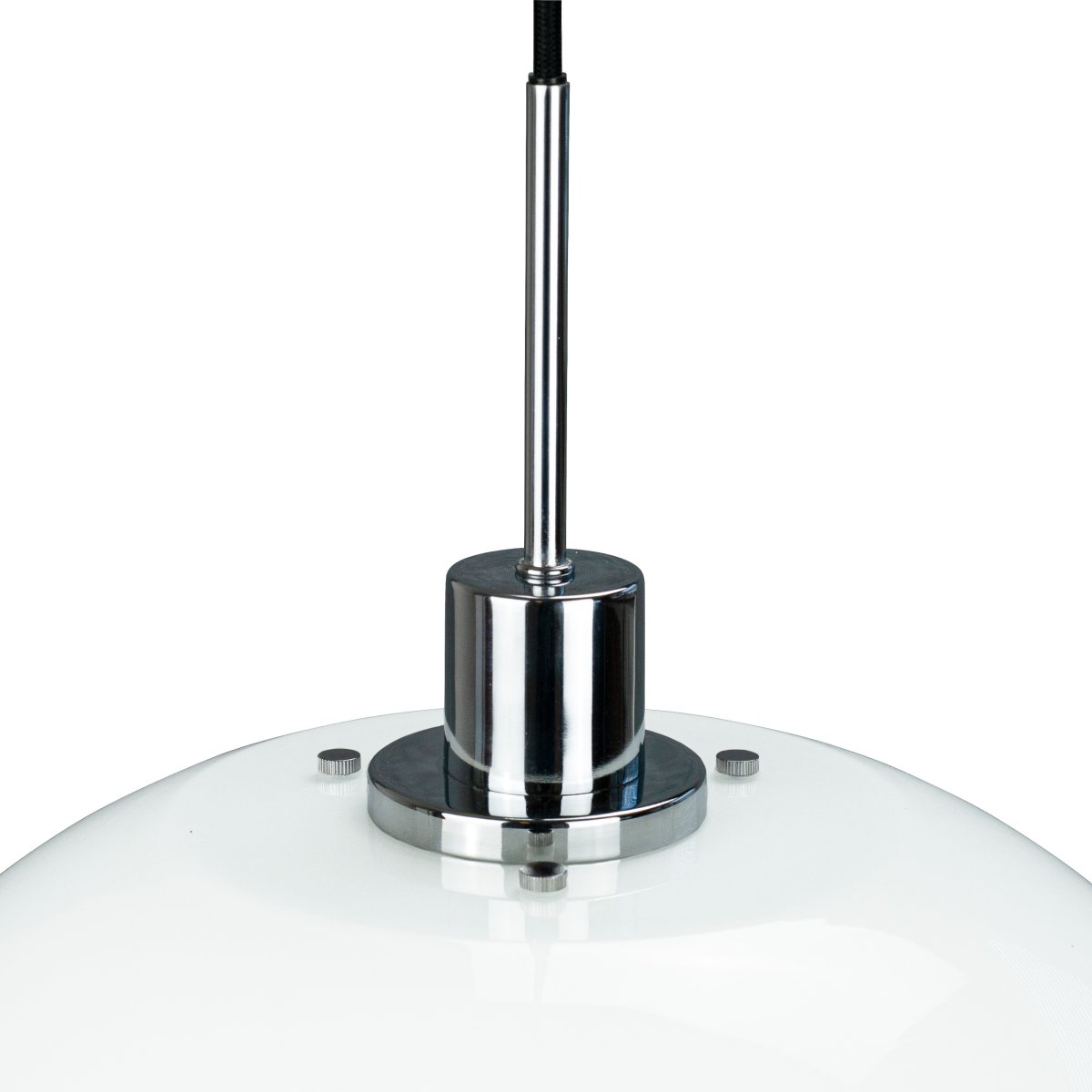 DL31 Ø31 Chrom hängelampe Von Dyberg Larsen - Diese neue Kollektion umfasst eine Stehlampe, eine Tischlampe und eine Pendelleuchte, mit der Sie Ihr gesamtes Zuhause in einem einheitlichen Stil erneuern können.