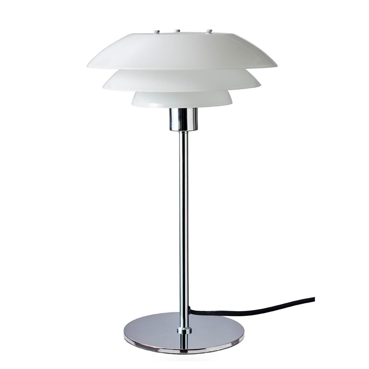 DL31 50cm Chrom tischlampe Von Dyberg Larsen - Diese neue Kollektion umfasst eine Stehlampe, eine Tischlampe und eine Pendelleuchte, mit der Sie Ihr gesamtes Zuhause in einem einheitlichen Stil erneuern k&ouml;nnen.