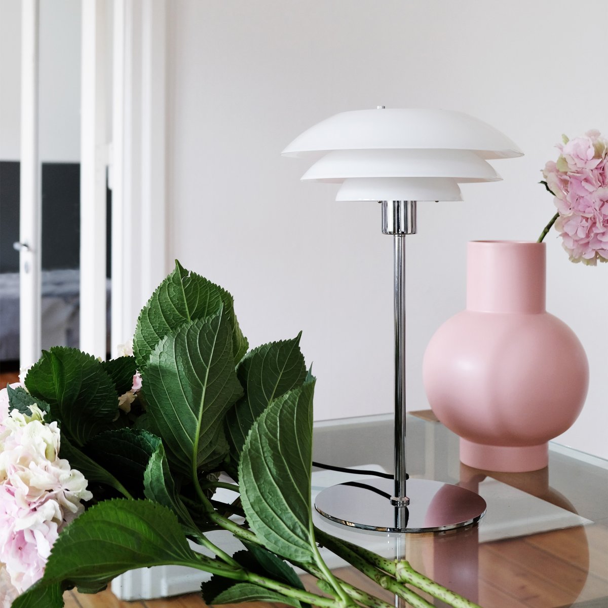 DL31 50cm Chrom tischlampe Von Dyberg Larsen - Diese neue Kollektion umfasst eine Stehlampe, eine Tischlampe und eine Pendelleuchte, mit der Sie Ihr gesamtes Zuhause in einem einheitlichen Stil erneuern k&ouml;nnen.