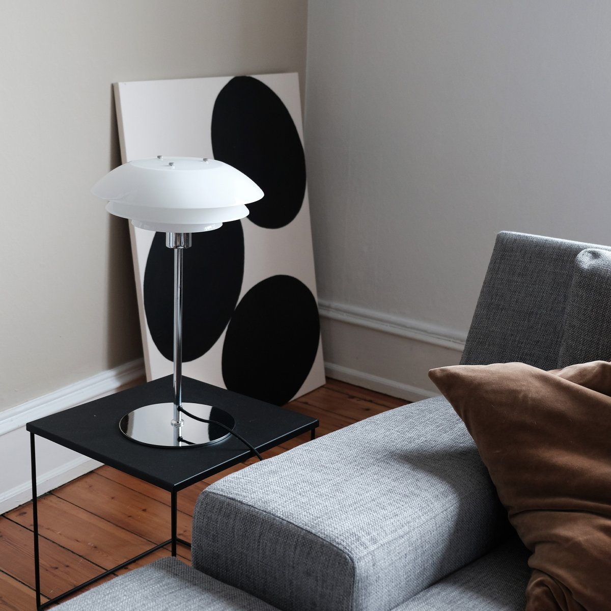 DL31 50cm Chrom tischlampe Von Dyberg Larsen - Diese neue Kollektion umfasst eine Stehlampe, eine Tischlampe und eine Pendelleuchte, mit der Sie Ihr gesamtes Zuhause in einem einheitlichen Stil erneuern k&ouml;nnen.